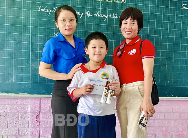 Chị Nguyễn Thị Thúy Ái (bìa trái) hạnh phúc với hành trình làm “người bắc cầu” cho nhà hảo tâm đến với các em nhỏ khó khăn. Ảnh: D.L