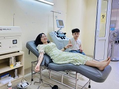 Chị Phan Thị Giang Thu hiến máu tình nguyện cứu người bệnh