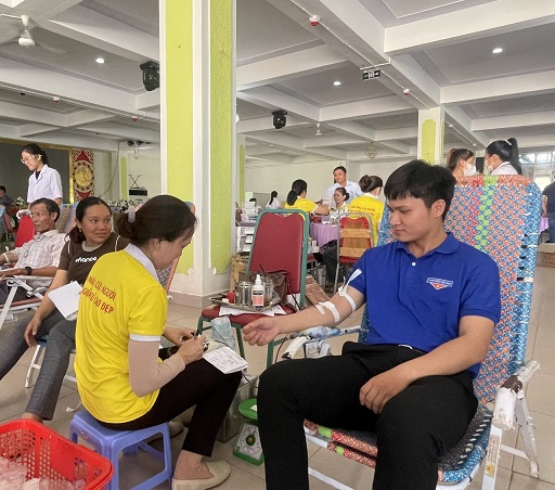 ĐVTN huyện Phù Cát tham gia hiến máu