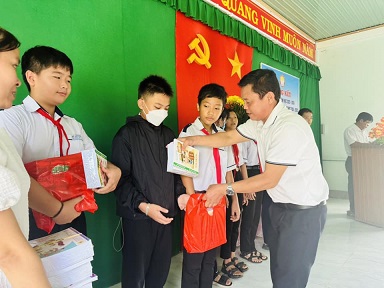 Tây Sơn: Trao quà cho học sinh vượt khó học giỏi