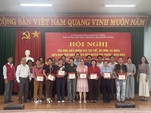 Huyện Tuy Phước tôn vinh người hiến máu