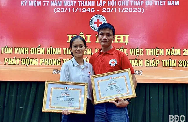 Anh Trần Kim Hữu (phải) được Hội CTĐ tỉnh biểu dương là gương “Người tốt, việc tốt” tiêu biểu năm 2023. Ảnh: NVCC