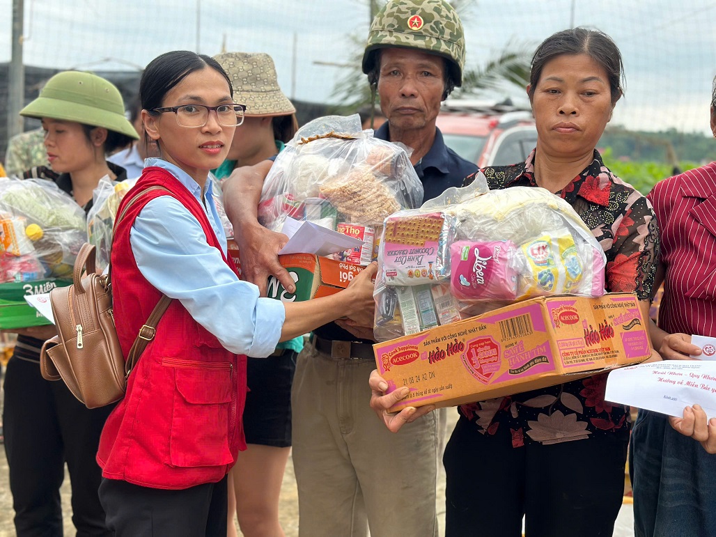 Tặng quà cứu trợ cho nhân dân tại xã Báo Đáp, huyện Trấn Yên