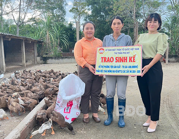 Ủy ban MTTQ Việt Nam thị trấn Phù Mỹ (huyện Phù Mỹ) hỗ trợ sinh kế cho hộ nghèo, có điều kiện vươn lên thoát nghèo.