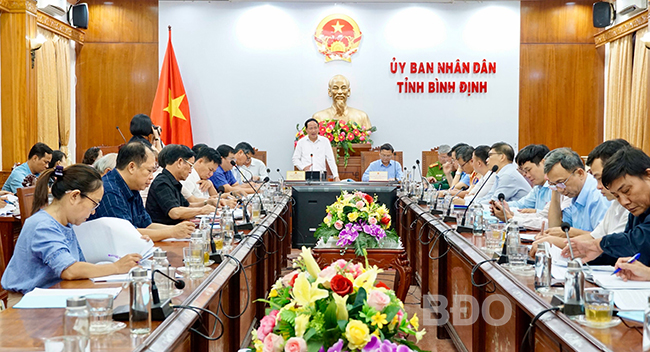 Chủ tịch UBND tỉnh, Trưởng Ban ATGT tỉnh Phạm Anh Tuấn phát biểu chỉ đạo tại hội nghị. Ảnh: K.A