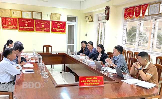 Đoàn công tác Viện Pasteur Nha Trang làm việc trực tiếp với Trung tâm Kiểm soát bệnh tật, ngày 11.12. Ảnh: NHẤT TÂM